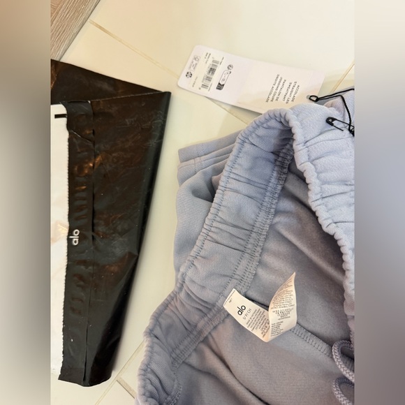 Alo Yoga Accolade Straight Leg Sweatpant Winter Frost NWT - Picture 3 of 4